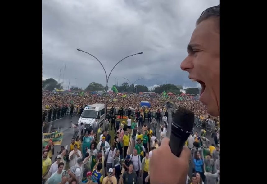 Șoc la mitingul pro-Bolsonaro: fulger lovește mulțimea și lasă 89 de persoane rănite Un fulger a lovit în timpul unei manifestaţii pro-Bolsonaro: 89 oameni au fost răniţi