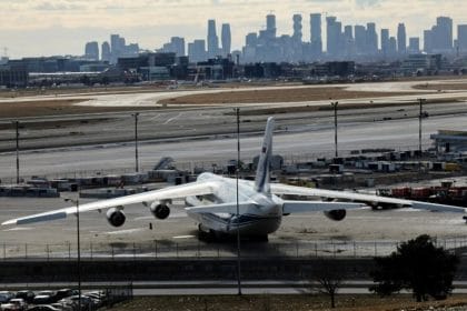 Un Antonov rusesc blocat în Canada: aproape un milion de euro taxe de parcare. Povestea incredibilă a avionului care a stat patru ani pe pistă