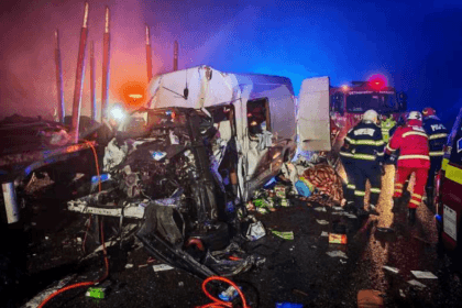 Un mort şi trei răniţi, după ce un microbuz şi un autotren s-au ciocnit, pe DN 17. Trafic blocat complet