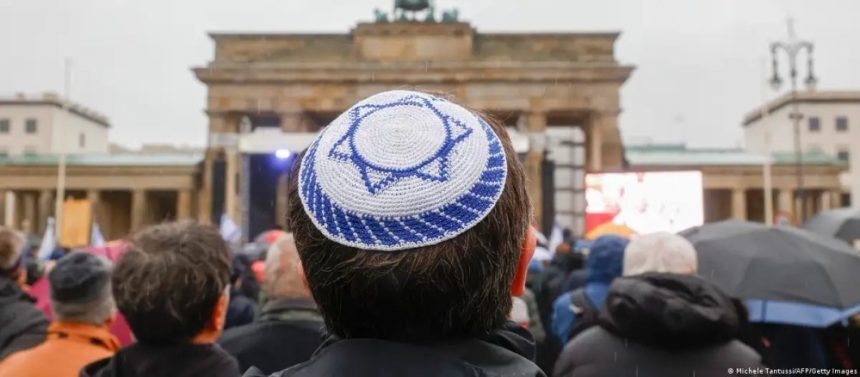 De ce tinerii evrei aleg să nu iasă în evidență — fața nevăzută a antisemitismului Tinerii evrei și antisemitismul: Să nu ieși în evidență