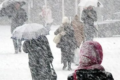 Avertizare din partea meteorologilor. Vreme geroasă şi ninsoare viscolită, până miercuri dimineaţa
