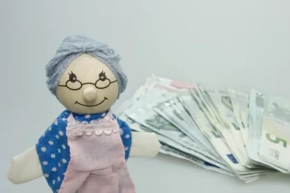 Studiile universitare contează la pensie? Ce trebuie să știi pentru a-ți crește stagiul de cotizare