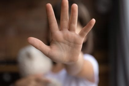 Un fost ofițer din Cluj este acuzat că ar fi agresat sexual o minoră. Bărbatul, plasat în arest la domiciliu