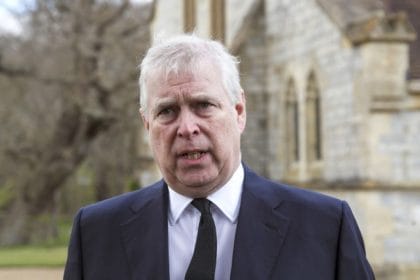Keir Starmer spune că fostul prinț Andrew ar trebui să depună mărturie în cazul Epstein. În ultimele documente apar noi poze cu el