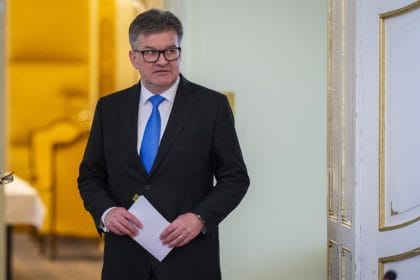 Un consilier de-ai premierului slovac demisionează după ce documentele desecretizate dezvăluie că a discutat despre „fete” cu Epstein