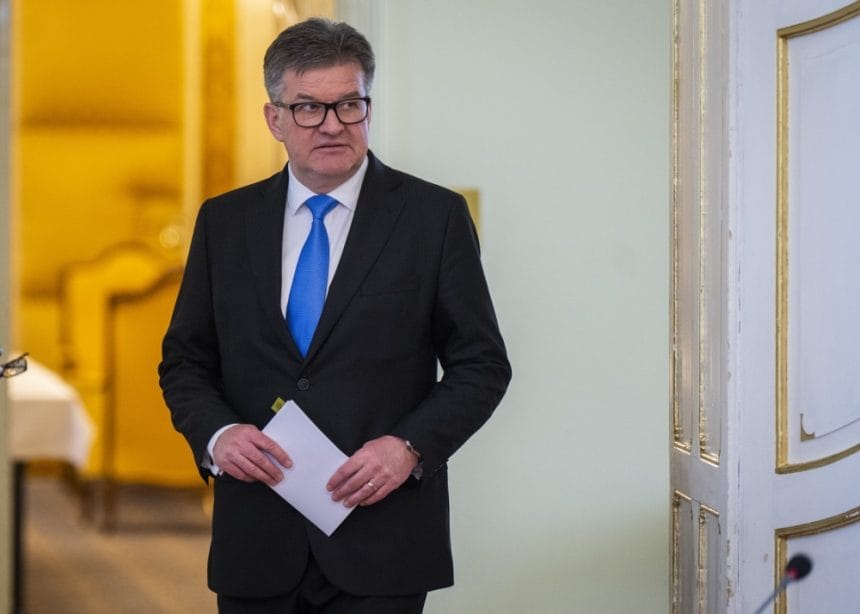 Șoc în guvernul slovac: un consilier al premierului demisionează după ce documentele arată că a discutat cu Epstein despre fete Un consilier de-ai premierului slovac demisionează după ce documentele desecretizate dezvăluie că a discutat despre „fete” cu Epstein