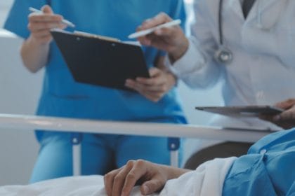 Ce răspunde Alexandru Rogobete, întrebat dacă vor fi daţi oameni afară din sistemul de sănătate