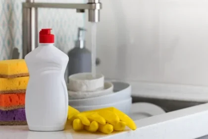 Obiectele din bucătărie pe care nu ar trebui să le speli niciodată cu detergent de vase. De ce?