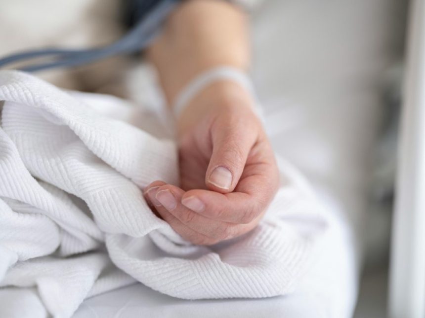 Pacienți cronici în criză din cauza neplății primei zile de concediu medical — merg la tratament, nu la plajă Pacienții cronici, afectați de neplata primei zile de concediu medical: „Nu e ca și cum m-aș duce la plajă, mă duc să fac un tratament la spital”