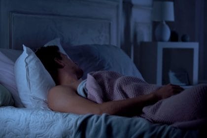 8 obiceiuri pe care trebuie să le eviți înainte de culcare. Cum îți sabotezi somnul fără să-ți dai seama