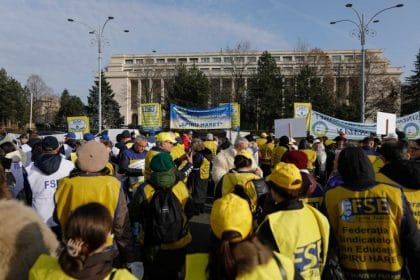 Sindicaliștii din Învățământ protestează în Piața Victoriei, nemulțumiți de măsurile luate de Guvern