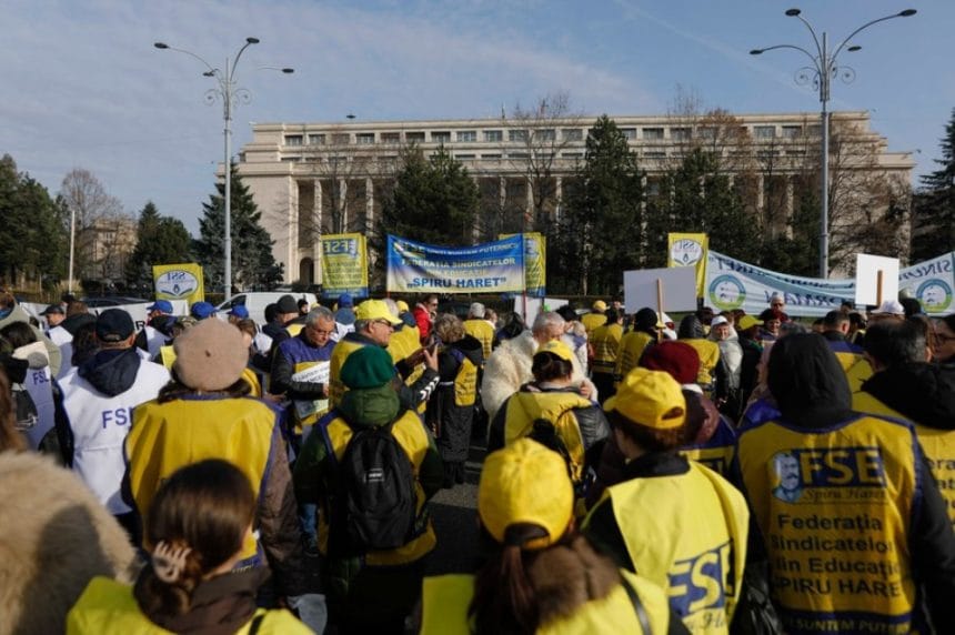 Furie în Piața Victoriei: sindicaliștii din învățământ protestează vehement împotriva măsurilor Guvernului Sindicaliștii din Învățământ protestează în Piața Victoriei, nemulțumiți de măsurile luate de Guvern