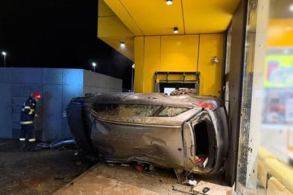 Șofer fără permis, reținut după ce a intrat cu mașina într-un magazin din Cluj