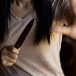 Bărbat atacat cu cuțitul de concubina sa, într-o localitate din Argeș. Femeia a fost reținută pentru violenţă domestică