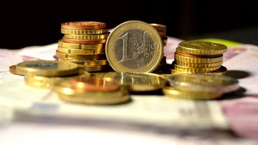 Surpriză la cursul BNR, joi 12 februarie: Cât costă astăzi un euro, o liră și un dolar Curs valutar BNR joi, 12 februarie. Cât costă azi un euro, o liră sau un dolar american