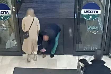 Scene de groază într-un supermarket din Italia. Un român a încercat să smulgă un copil din brațele mamei