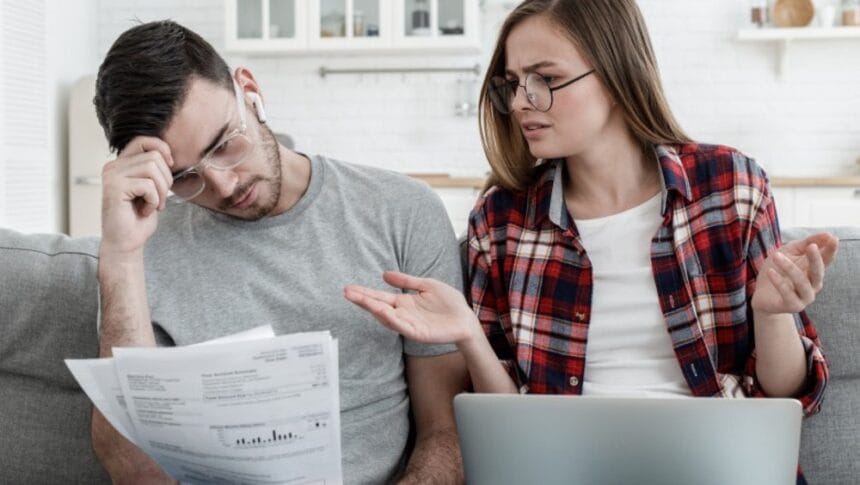 Mitul „tinerilor cu tupeu”: cum a devenit salariul mediu noua normă pentru juniori