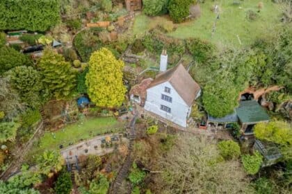 O casă veche de cinci secole și săpată în stâncă va fi scoasă la vânzare. Ce sumă trebuie să plătească cei care doresc să se mute aici