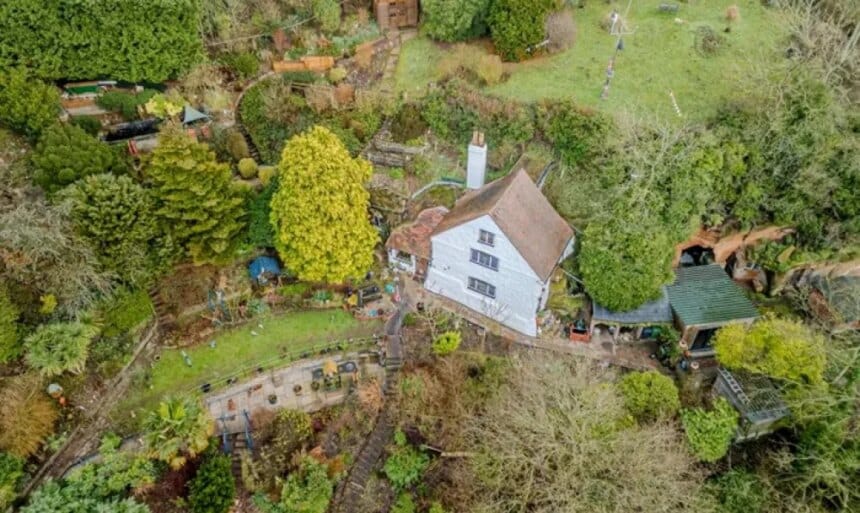 O casă veche de cinci secole și săpată în stâncă va fi scoasă la vânzare. Ce sumă trebuie să plătească cei care doresc să se mute aici