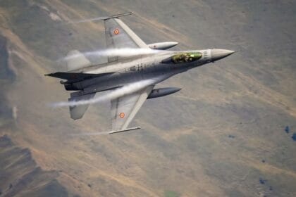 Miruță: Patru piloţi de F-16 trimişi la pregătire în SUA au primit 575.000 de dolari pentru închiriere de maşini. Ce a făcut ministrul
