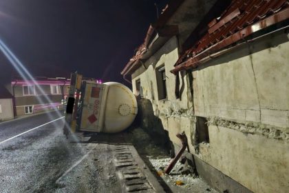O autocisternă care transporta gaz butan s-a răsturnat pe DN1. Locuitorii din zonă au fost evacuaţi