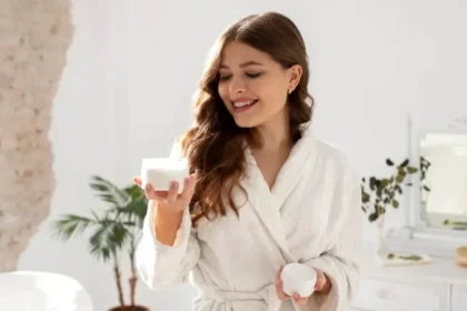 Scapă de vârfurile uscate și deteriorate. Descoperă regula de aur a momentului în care părul tău are nevoie cu adevărat de o mască și când are nevoie doar de un balsam