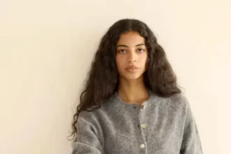 Uită de negrul clasic. Această culoare neașteptată a colanților este cel mai mare succes al primăverii 2026. Îți alungește picioarele