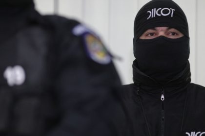 Gruparea care exploata sexual tinere într-un club de striptease din Capitală: Actorul care ar fi coordonat gruparea a fost reținut