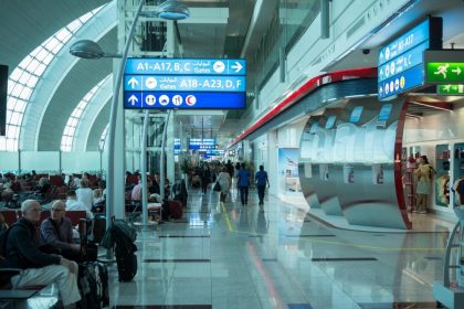 Aeroportul din Dubai, lovit de o dronă iraniană: patru răniți. Toate zborurile sunt suspendate
