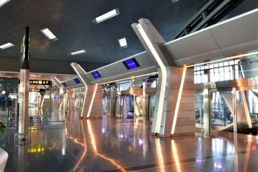 Tânăr blocat pe aeroportul din Doha dezvăluie realitatea dură: românii din Dubai povestesc confuzie și incertitudine Realitatea dură de care s-a lovit un tânăr blocat pe aeroportul din Doha: „Suntem confuzi, nu prea știm la ce să ne așteptăm”. Ce spun românii din Dubai