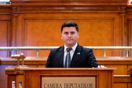 Vicepreședintele Camerei Deputaților, Adrian Cozma, printre românii blocați în Dubai: „MAE trebuie să facă o comunicare mai bună”