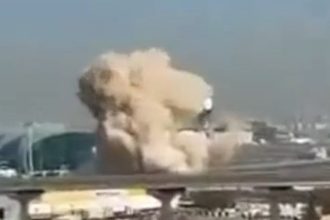 Momentul în care o dronă cade în apropierea aeroportului din Dubai. Martor: „Clădirea s-a zguduit”