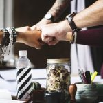 De ce ne trădăm principiile pentru „ai noștri”. Studiile arată că loialitatea față de grup cântărește mai mult decât moralitatea