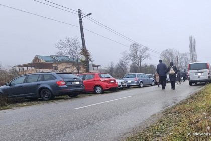 Stăpâni pe asfalt. Motivul nescris pentru care curțile românilor rămân goale, iar străzile pline