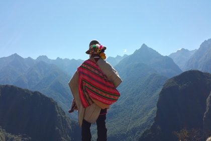 Ce vezi când te uiți în oglindă? Exercițiul care îți poate schimba felul în care privești viața