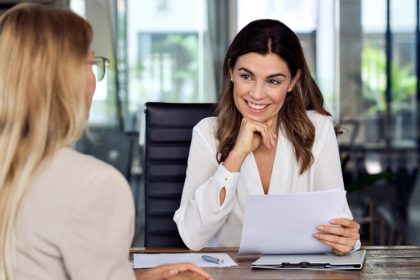 „Aplici la 100 de joburi și tot nu te angajează nimeni”. Cum arată intrarea pe piața muncii pentru mulți tineri