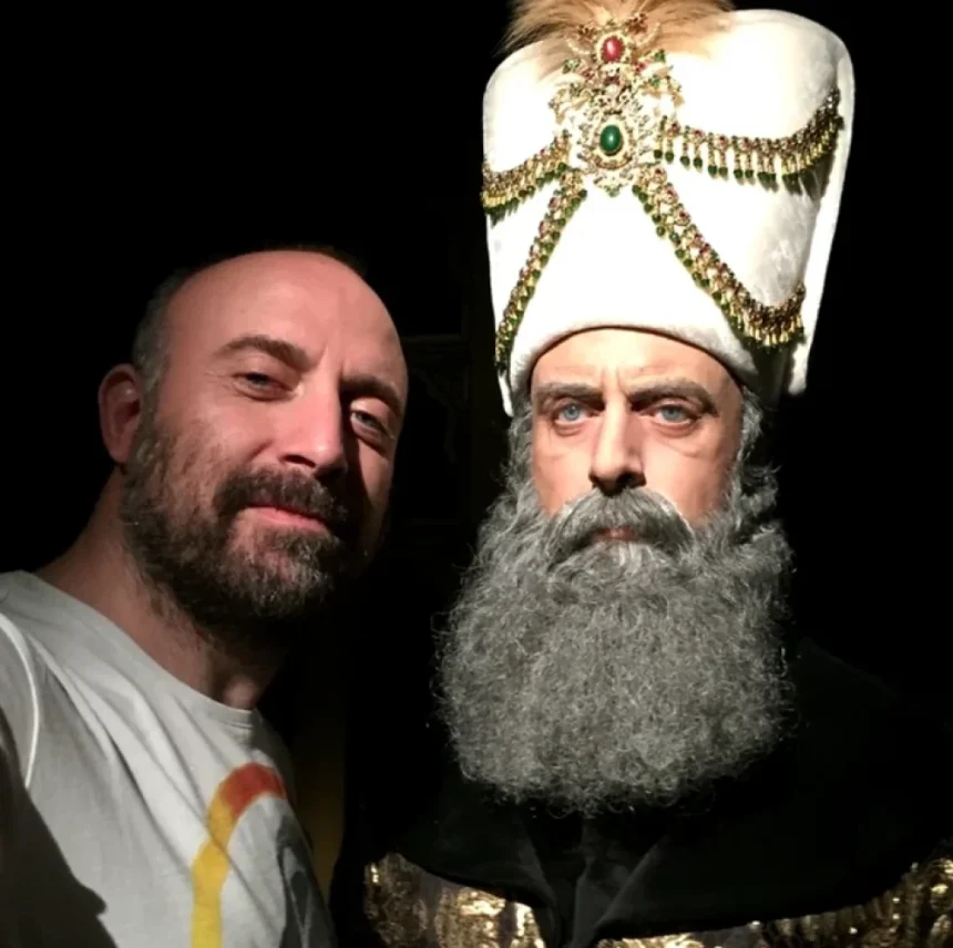 Revenire-surpriză: Halit Ergenç și Meryem Uzerli, din nou împreună după aproape 15 ani - veste uriașă pentru fanii Suleyman Magnificul Veste mare pentru fanii serialului Suleyman Magnificul. Actorii Halit Ergenç și Meryem Uzerli, din nou pe micile ecrane, după aproape 15 ani