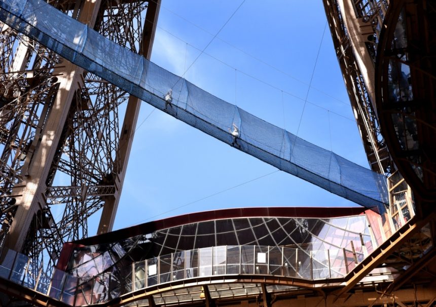 Adrenalină la înălțime: Turnul Eiffel inaugurează un pod suspendat la 60 de metri Turnul Eiffel deschide o nouă atracţie pentru vizitatori: un pod suspendat la 60 de metri