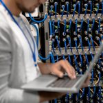 OpenAI și Anthropic angajează experți în arme chimice și explozibili pentru a preveni catastrofe generate de inteligența artificială