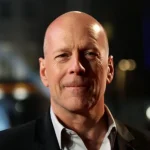 Bruce Willis împlinește astăzi 71 de ani. Povestea actorului care nu își mai amintește că a fost „cel mai greu de ucis”. De la copilul bâlbâit la legenda filmelor de acțiune