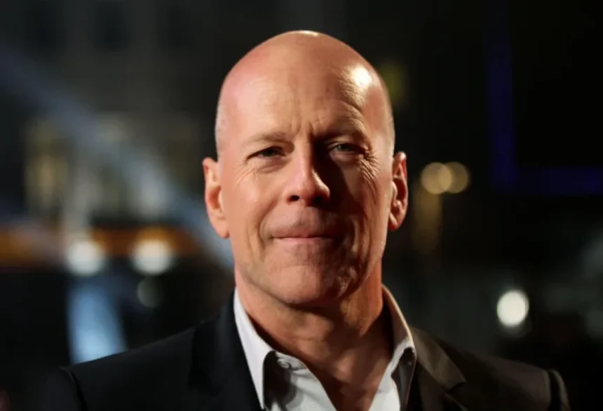 Bruce Willis împlinește astăzi 71 de ani. Povestea actorului care nu își mai amintește că a fost „cel mai greu de ucis”. De la copilul bâlbâit la legenda filmelor de acțiune