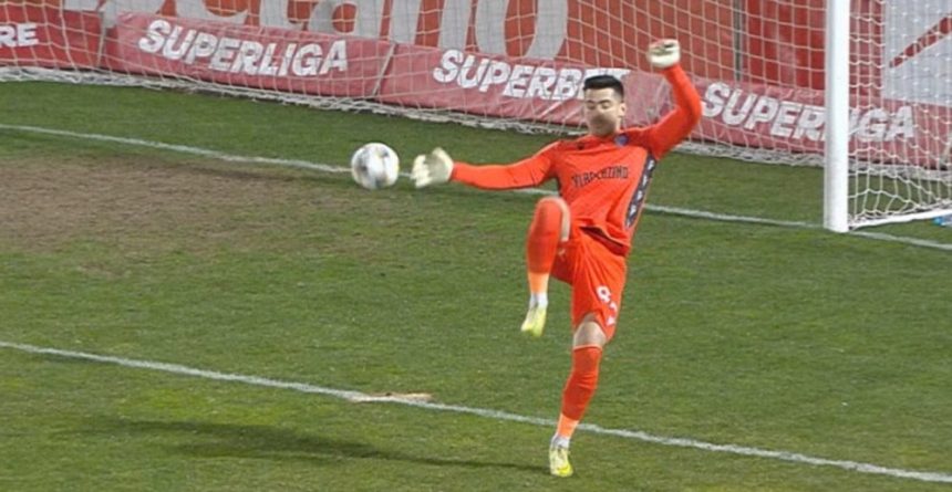 U Cluj devine noul lider al Superligii după gafa sezonului comisă de proaspăt convocatul la națională U Cluj e noul lider din Superliga. Meci decis de gafa sezonului, făcută de ultimul jucător convocat la națională