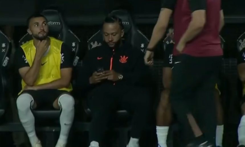 Scandal în Brazilia: stafful tehnic îl ceartă aspru pe Depay pe banca de rezerve Controversă în Brazilia! Depay, certat de stafful tehnic pe banca de rezerve