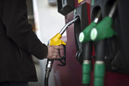 Scumpirile la carburanți, în centrul disputelor din Guvern. Expert în energie: „reducerea accizelor ar fi soluția simplă și eficientă”