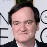 Quentin Tarantino împlinește astăzi 63 de ani. Cum a ajuns un adolescent care a abandonat școala la doar 15 ani să devină unul dintre cei mai influenți regizori din lume