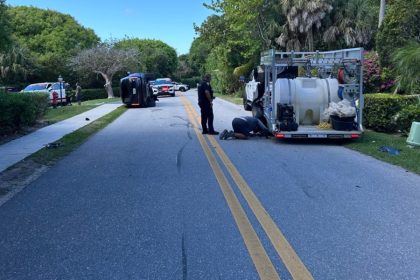 Tiger Woods s-a răsturnat cu mașina, s-a târât pe uşa pasagerului, dar polițiștii au venit rapid și l-au arestat