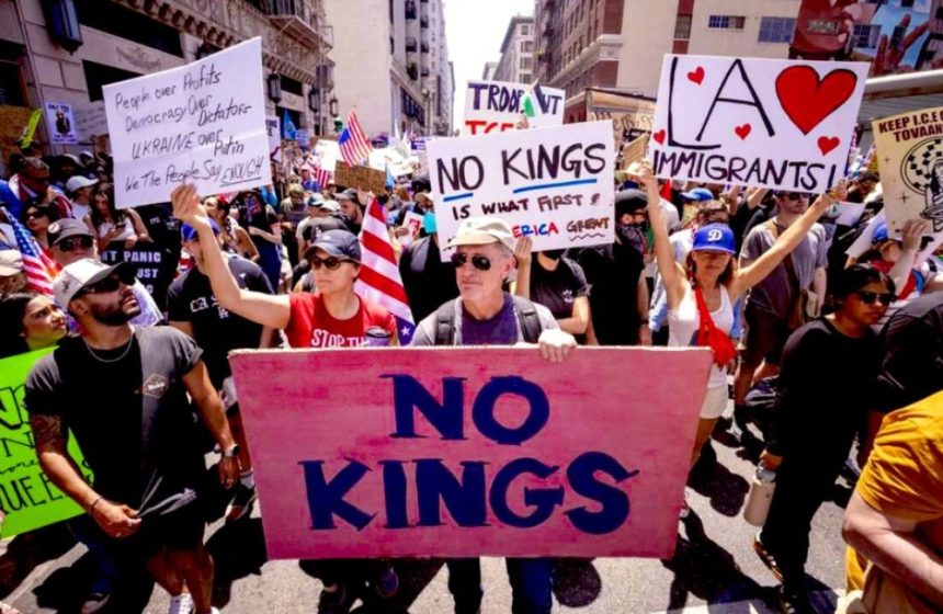 Furie populară fără precedent: milioane de americani pregătesc peste 3.000 de proteste No Kings împotriva administrației Trump „Poporul este furios”. Milioane de americani, așteptați la protestele „No Kings” împotriva administrației Trump. Peste 3.000 de manifestații în SUA