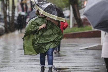 HARTĂ Cod galben de ploi și ninsori în aproape jumătate de țară. Capitala, sub avertizare până luni dimineață