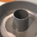 Rețeta Laurei Cosoi care a cucerit internetul: Cum obții o prăjitură fină cu cremă de zahăr ars și blat de cacao