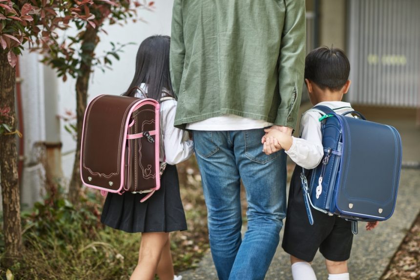 Reformă istorică în Japonia: custodie comună şi pensie minimă obligatorie pentru copii, pe fondul criticilor privind răpirile parentale